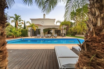 Belle villa de cinq chambres, située dans un quartier calme de Quinta do Lago