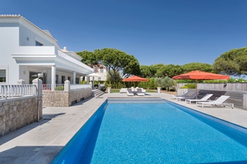 Villa contemporaine située au coeur de Quinta do Lago, 4+1 chambres, avec piscine privée, Jacuzzi et Sauna