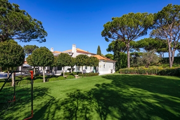 Magnifique villa de 6 chambres avec piscine privée, située à Quinta do Lago.