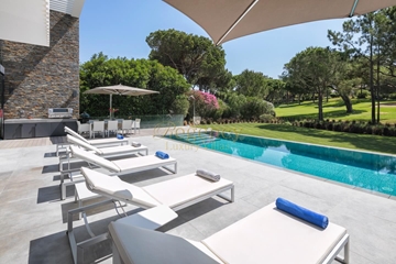 Villa contemporaine située au coeur de Quinta do Lago, 5 chambres, avec 2 piscine privées et salle de cinéma 