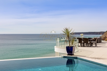 Luxury Beachfront Villa to Rent in the Algarve | 4 Bedrooms