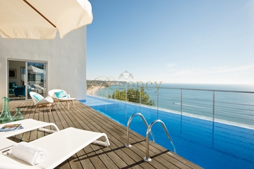 Luxury Beachfront Villa to Rent in the Algarve | 6 Bedrooms