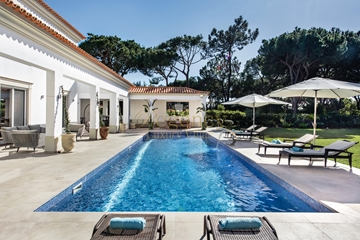 Villa de luxe de six chambres à louer à Quinta do Lago, avec piscine privée et jardin