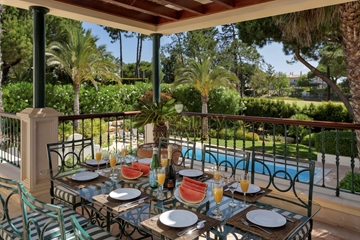 Villa luxueuse de cinq chambres, située au cœur de Quinta do Lago, grande piscine et beau jardin