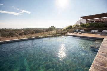 Jolie villa de 6 chambres, proche de Santiago do Cacem, piscine privée et vues magnifiques